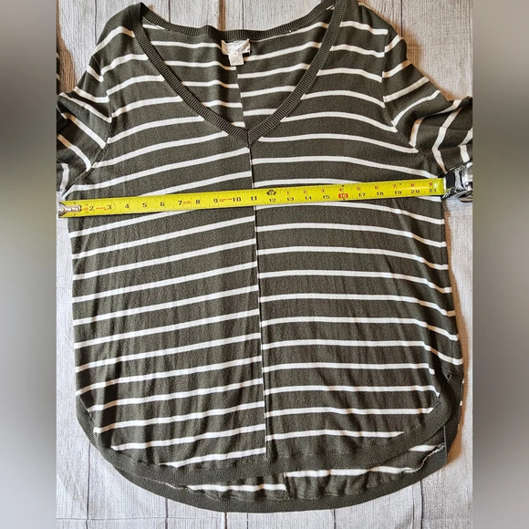 Caslon •Size Medium• V-neck Striped Olive Green Lightweight Top w/ Rounded Hem - Picture 8 of 8